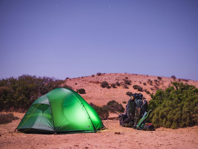 Exogen 2 bei Nacht in der Wüste, daneben ein beladenes Bikepacking-Rad